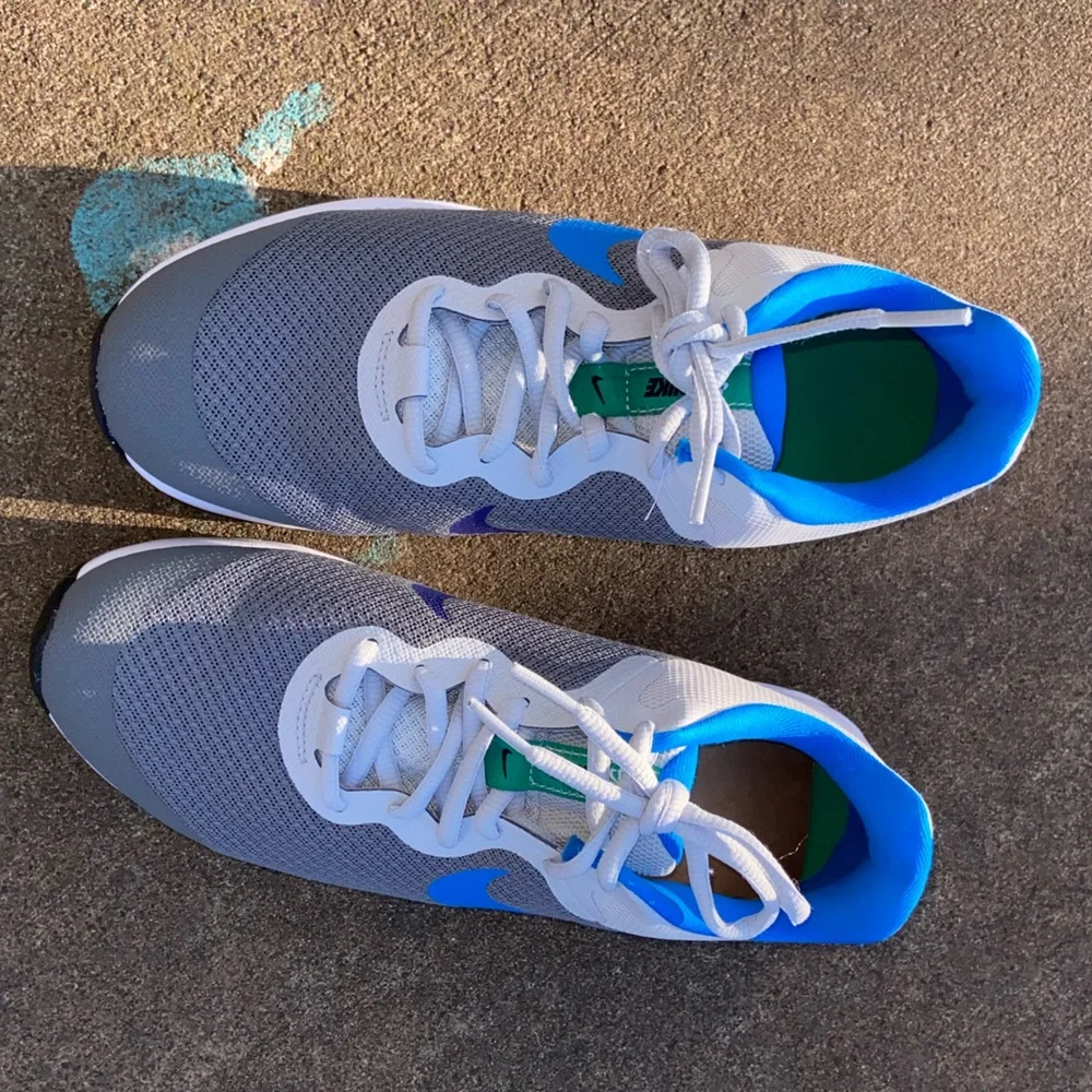 Nike NWOT Sz-6.5Y(BigKid)Sz-8(Adult)-Unisex Style- Run, Walk, Play, Skip, Jump👟